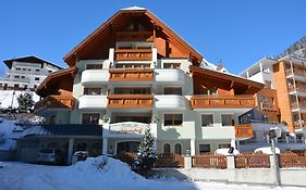 Hotel Garni Alpenhof  4*